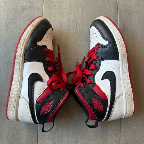 Boys Jordan's Size 1 - Picture 3 of 6